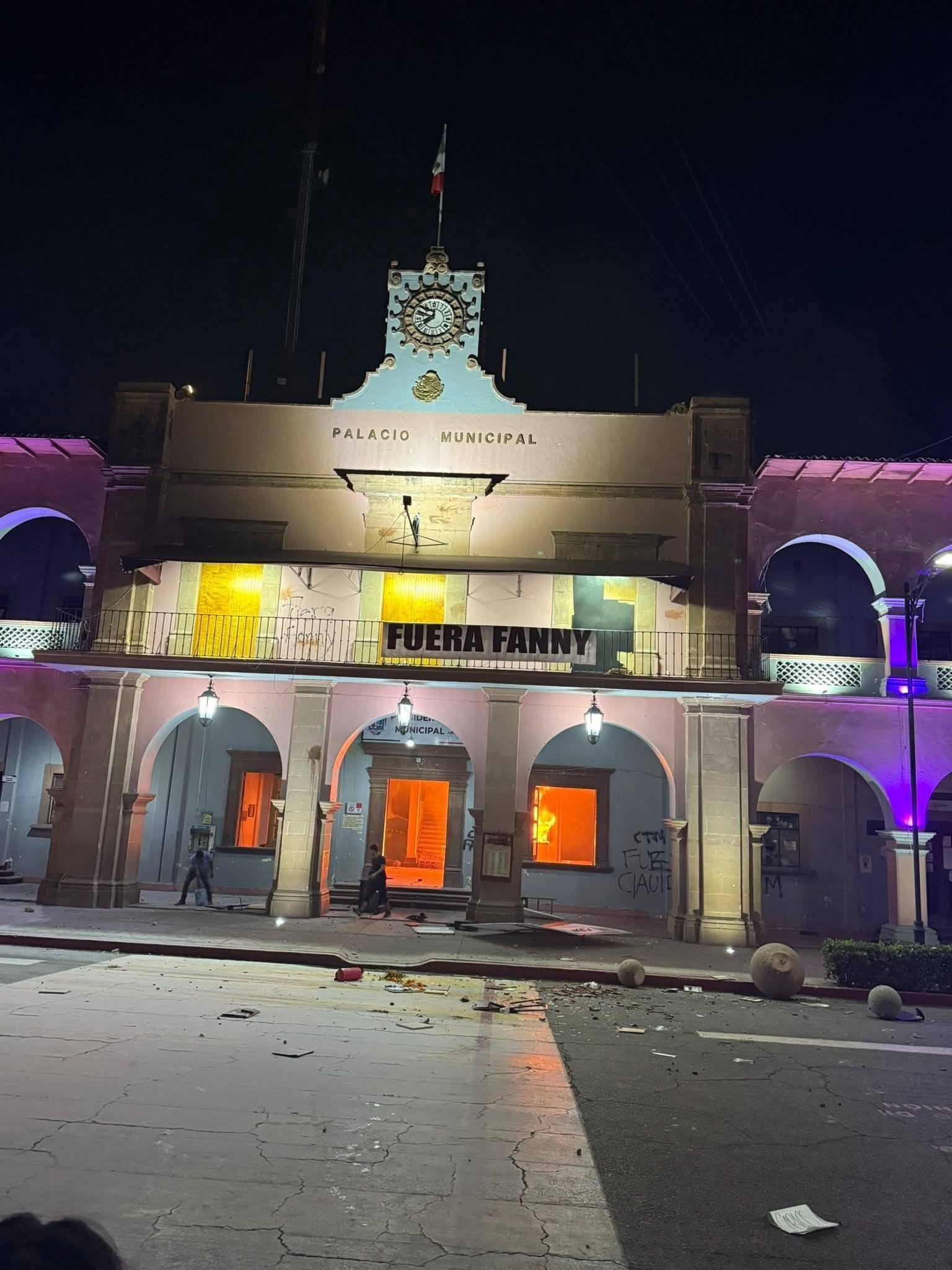 Protesta por asesinato de alcalde termina con el incendio del Palacio Municipal de Apatzingán