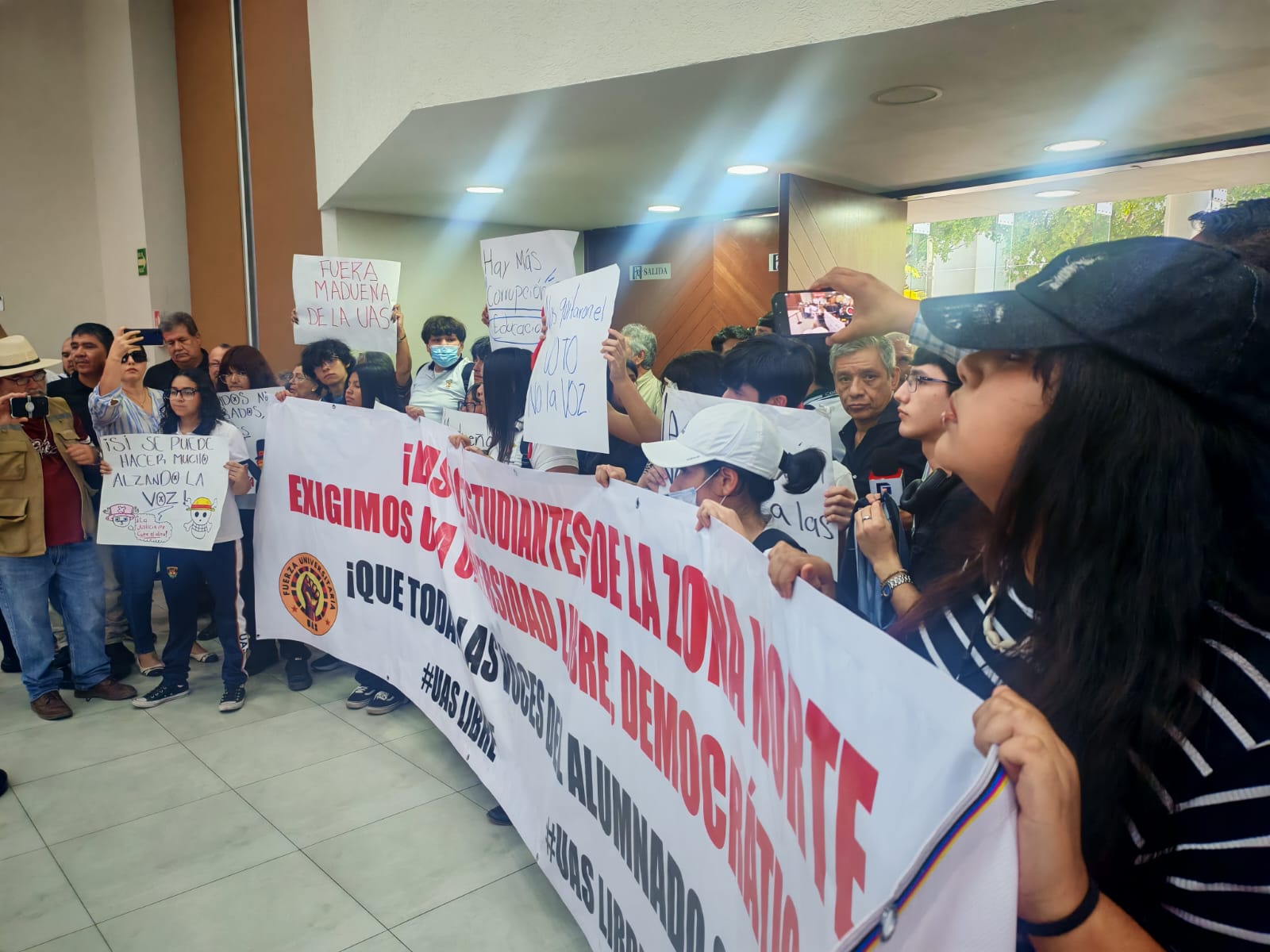 Estudiantes y jubilados de la UAS protestan en el Congreso de Sinaloa