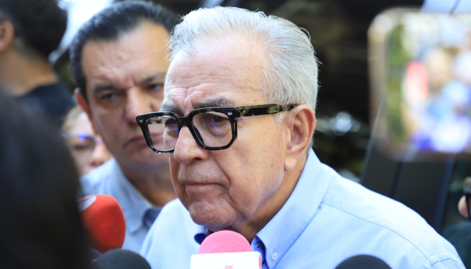 Rubén Rocha Moya entrevistado por reporteros de diversos medios de comunicación