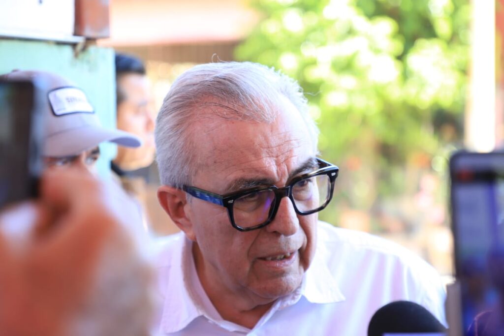 Rubén Rocha Moya en evento de entrega de equipamiento en Badiraguato