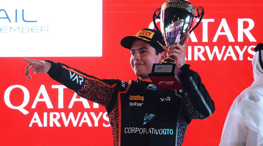 Rafael Villagómez levantando el trofeo en GP de Qatar en Fórmula 2