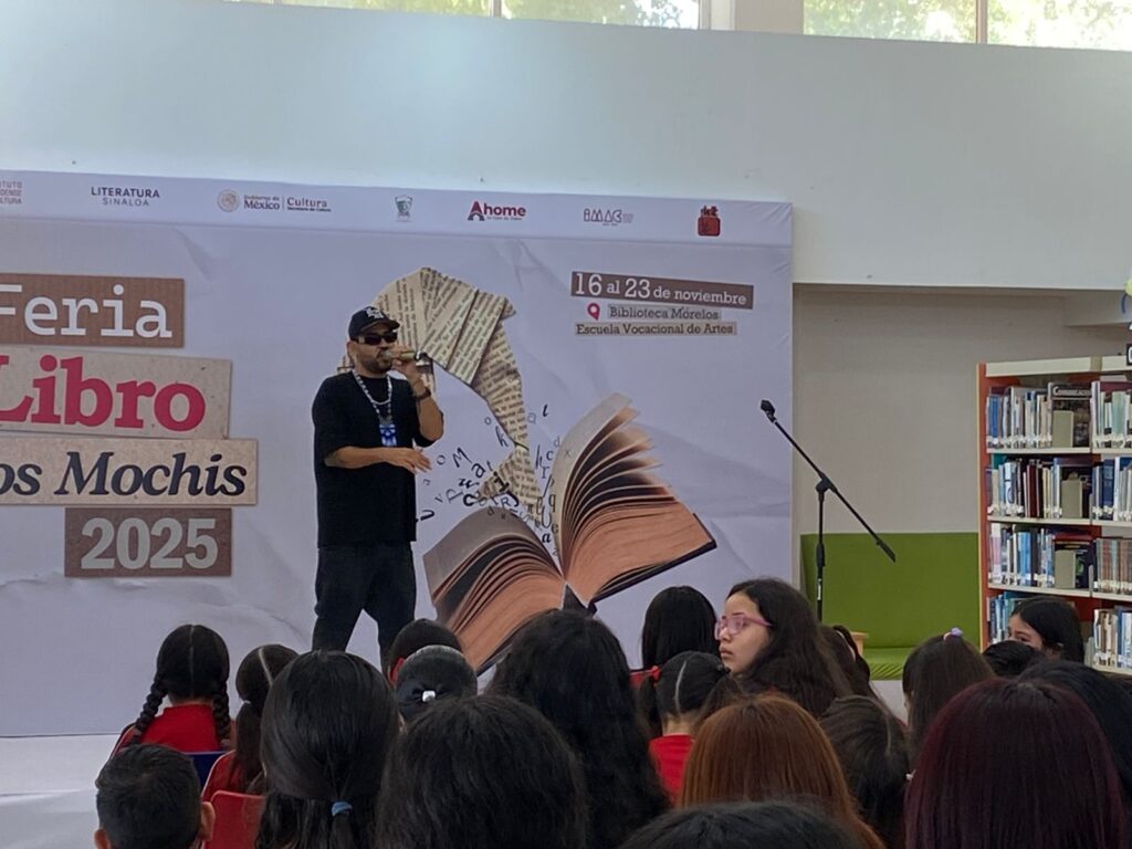 Eden Sound en un templete de la Feria del Libro Los Mochis 2025
