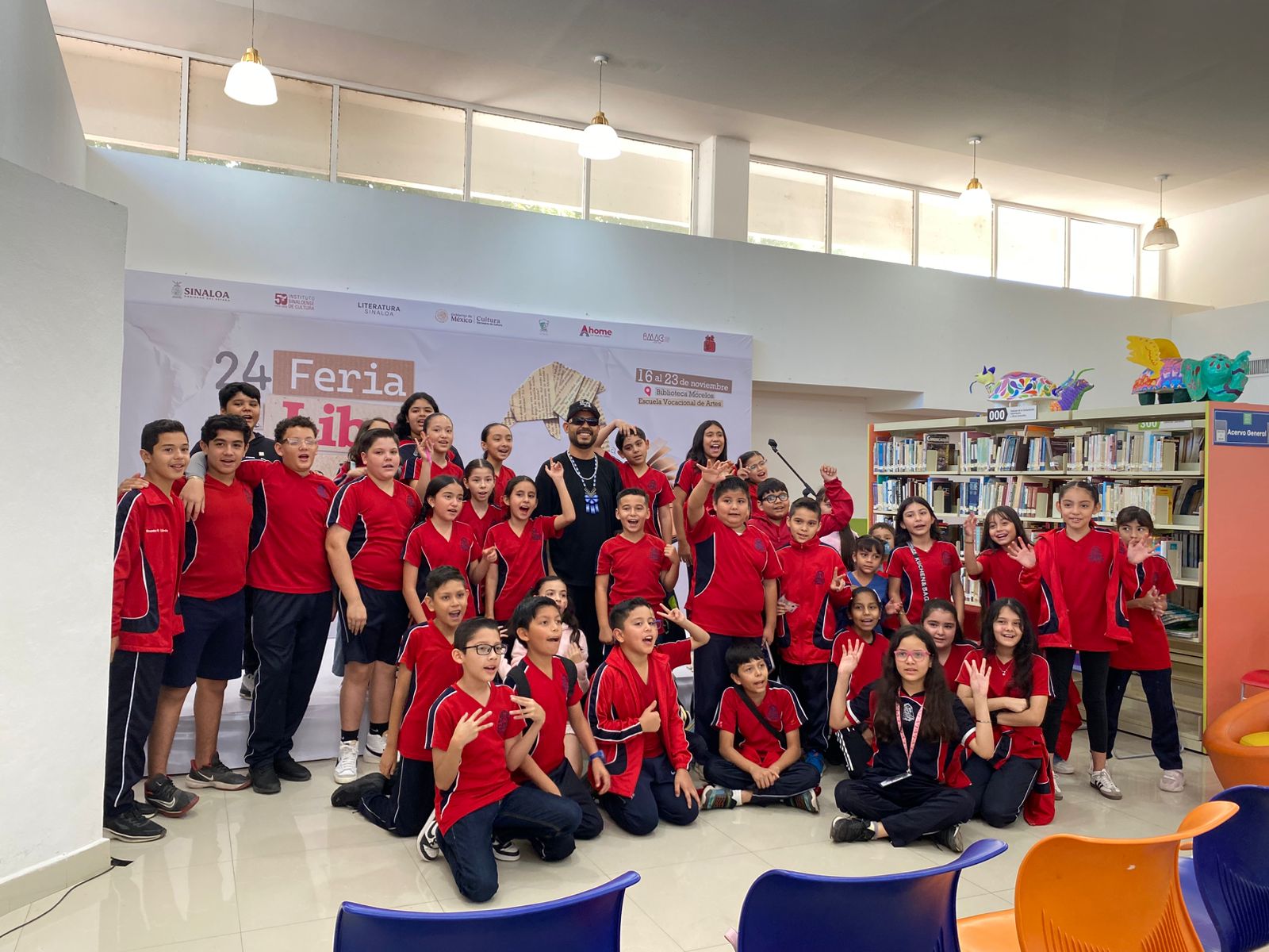 Eden Sound con un grupo de adolescentes que asistieron a la Feria del Libro 2025