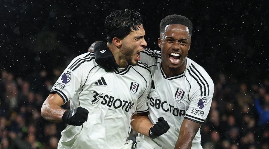 Raúl Jiménez celebra gol con un compañero del Fullham
