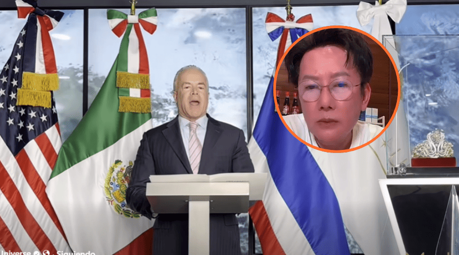 Raul Rocha Cantú habla en un podio con banderas de Mexico, Estados Unidos y Tailandia atrás y con una foto de Nawat Itsaragrisil en un circulo