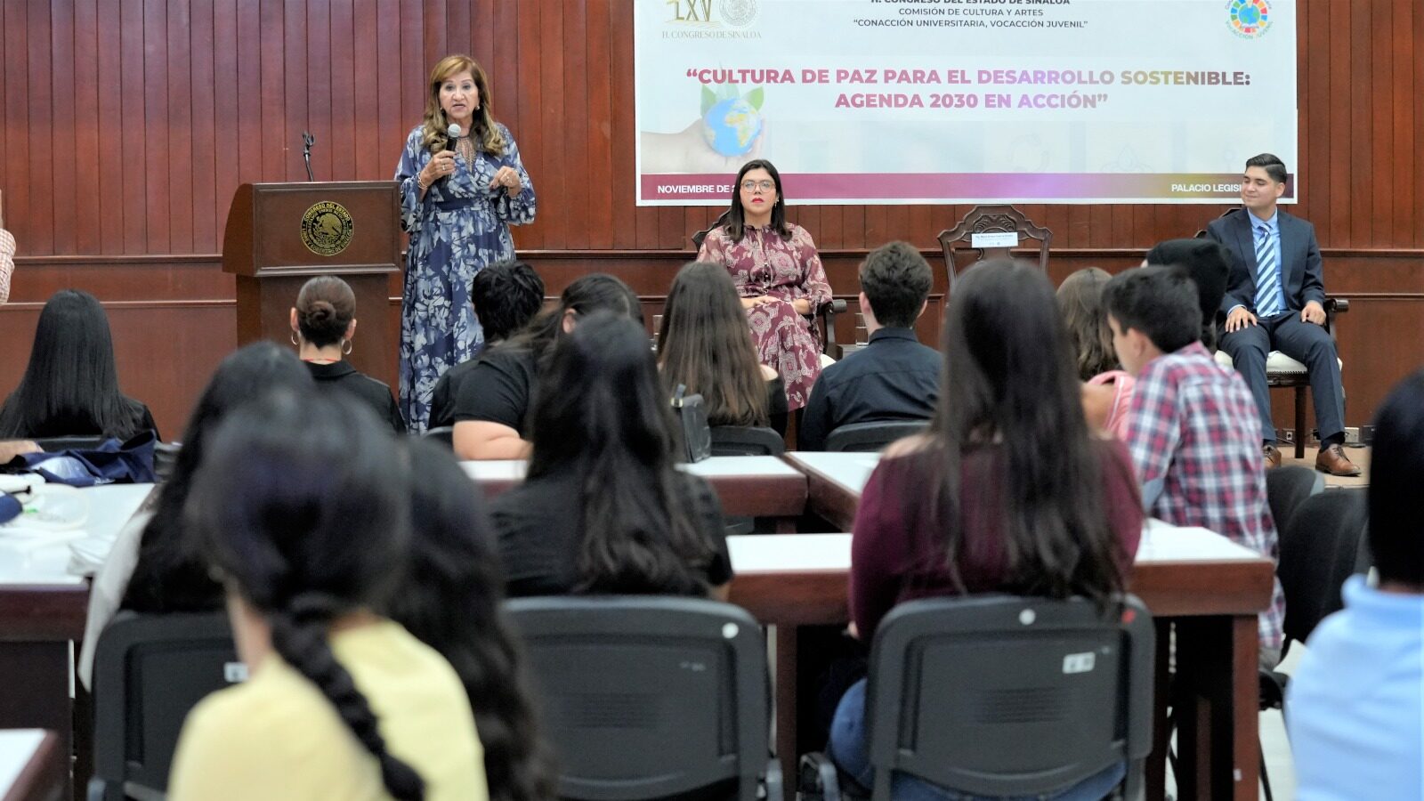 Tere Guerra participa en encuentro con jóvenes sinaloenses