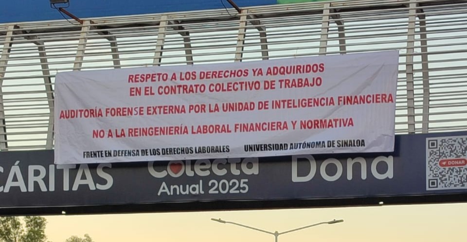Manta colocada en un puente peatonal en Culiacán