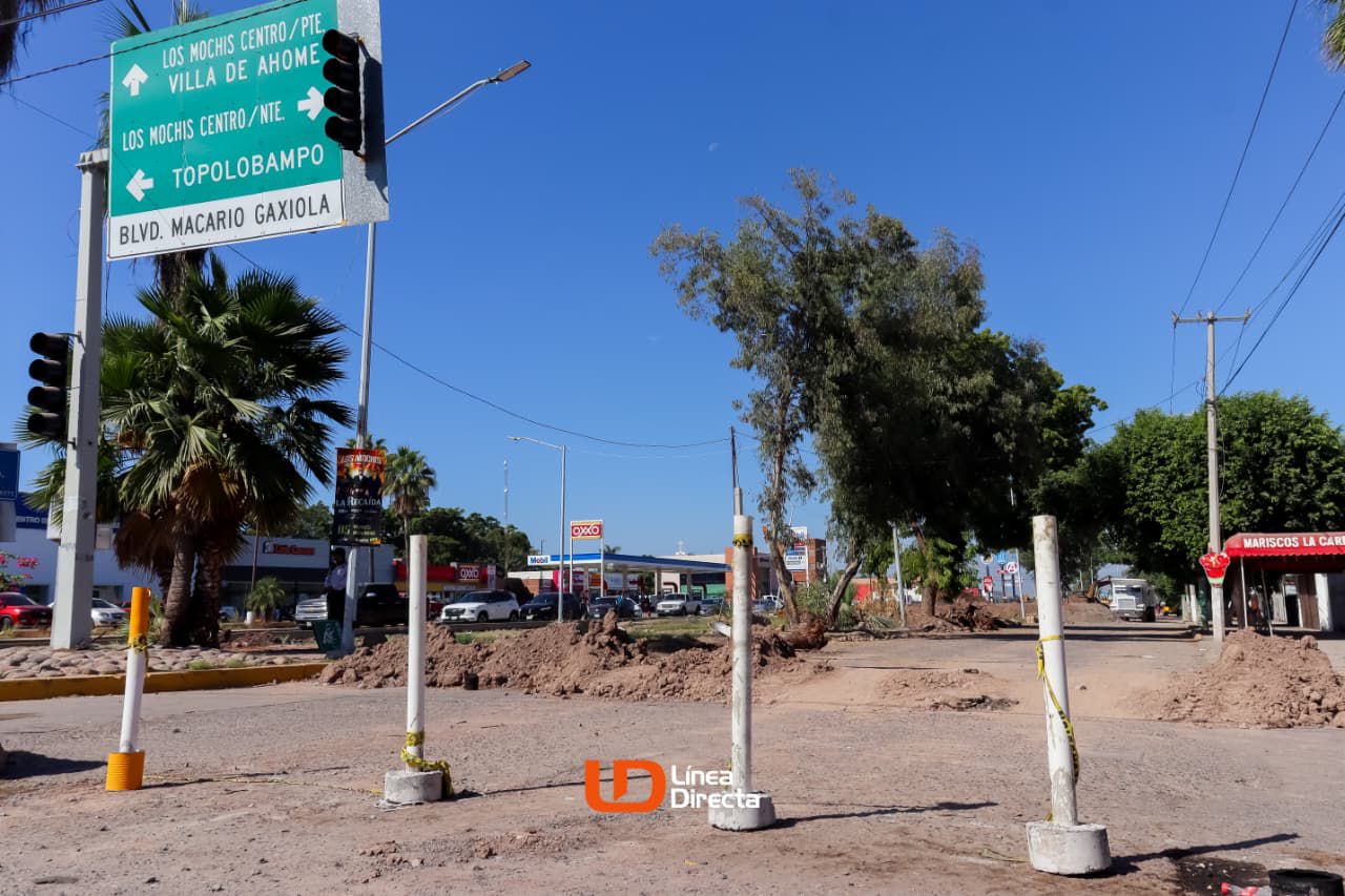 Calle cerrada en un bulevar de Los Mochis con pequeños cerros de tierra como parte de los trabajos que se realizan