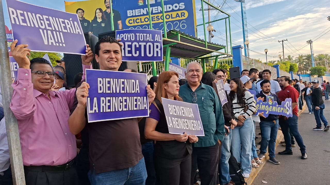 Personas con carteles en manifestación