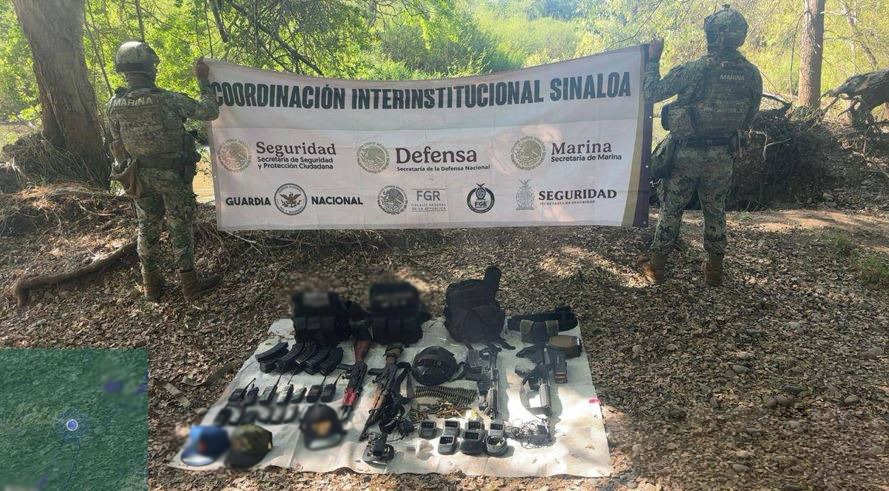 Dos elementos del ejército sosteniendo una lona junto a armas aseguradas