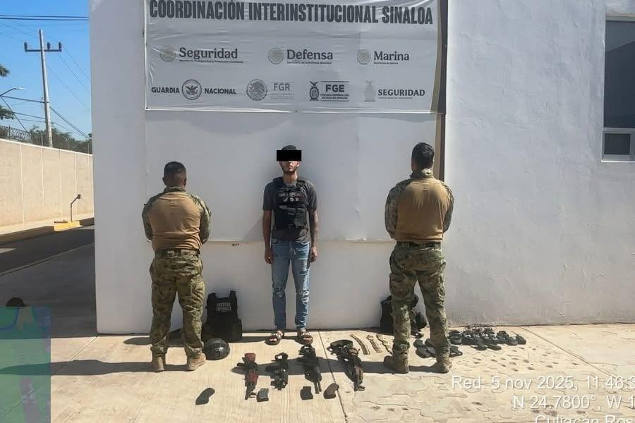Persona detenida junto a dos elementos de seguridad