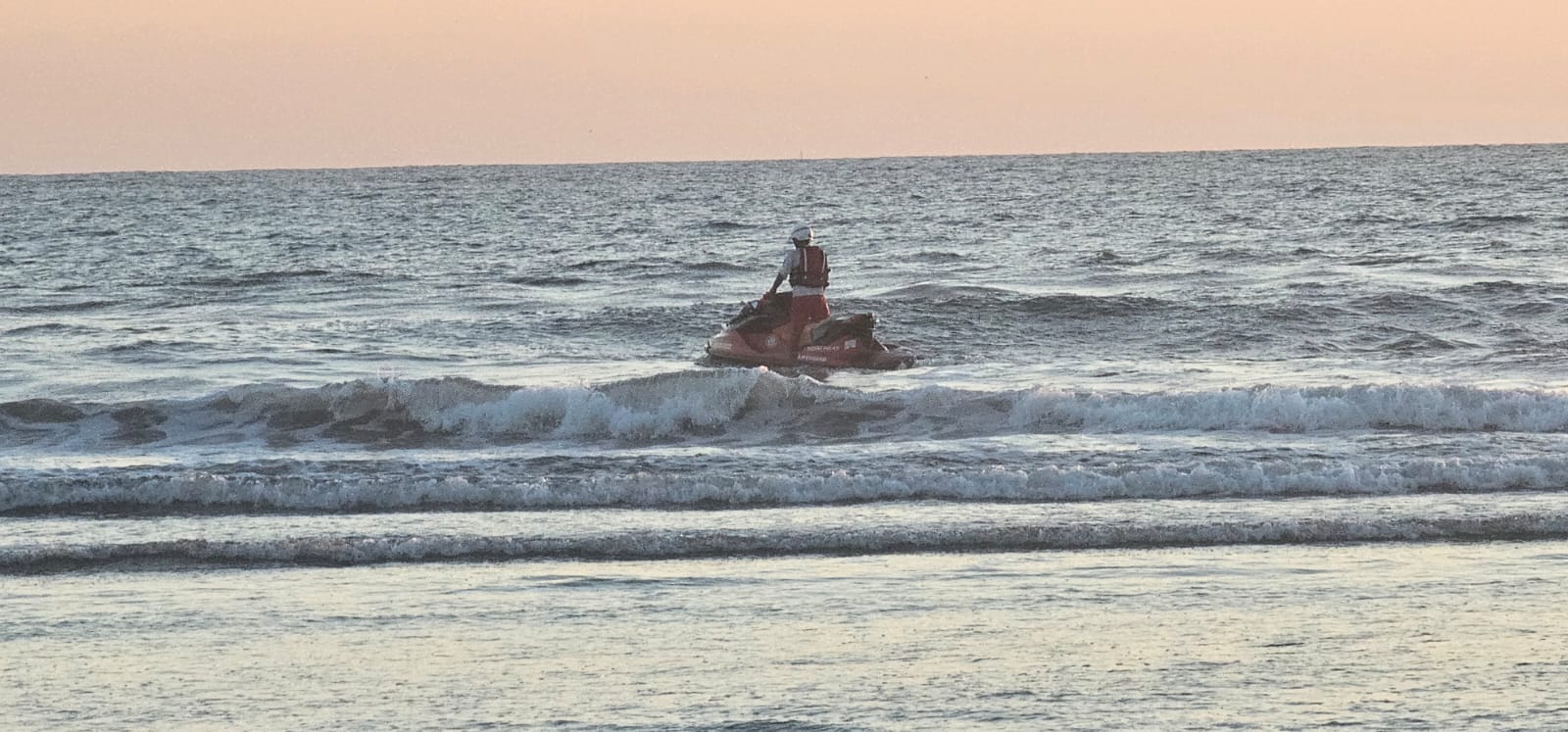 Tras movilización, salvavidas de Mazatlán rescatan a bañista, aún hay dos desaparecidos en el mar