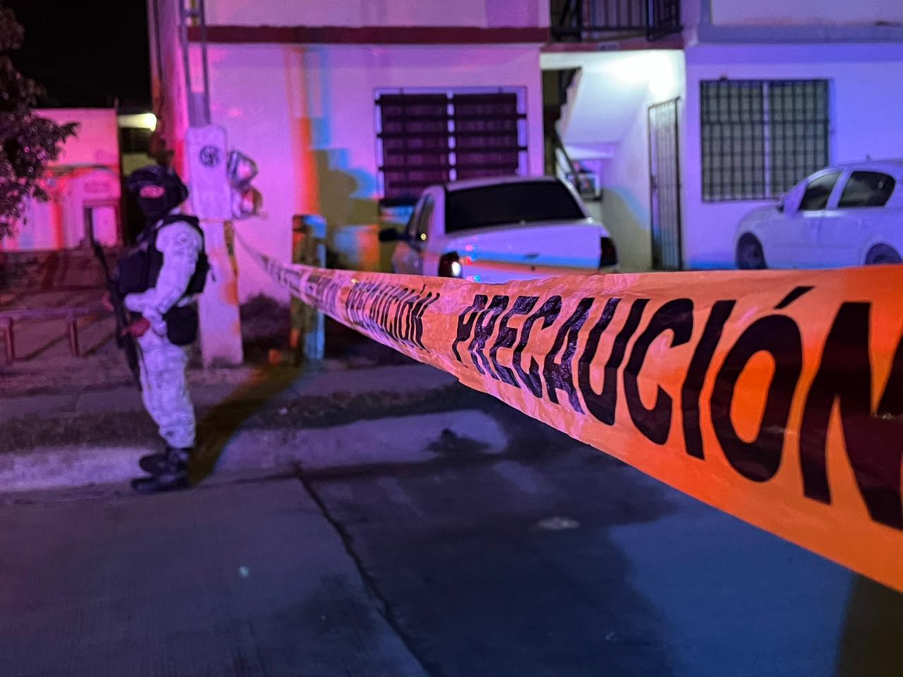 Un elemento de seguridad resguarda la escena del crimen
