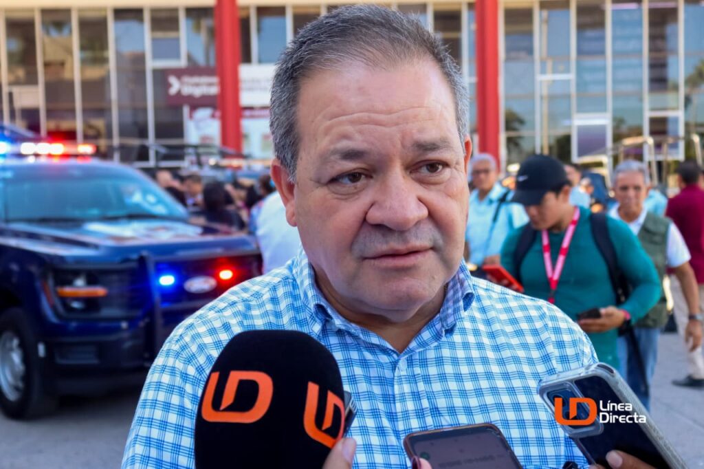 Roberto Morales Leyva dando entrevista a medios de comunicación