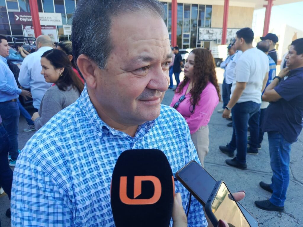 Roberto Morales Leyva frente al micrófono de Línea Directa