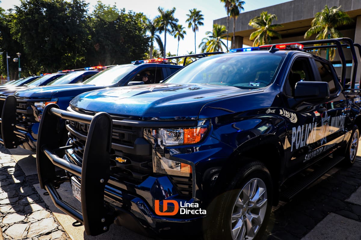 Camioneta de Policía Estatal en la explanada de Gobierno del Estado