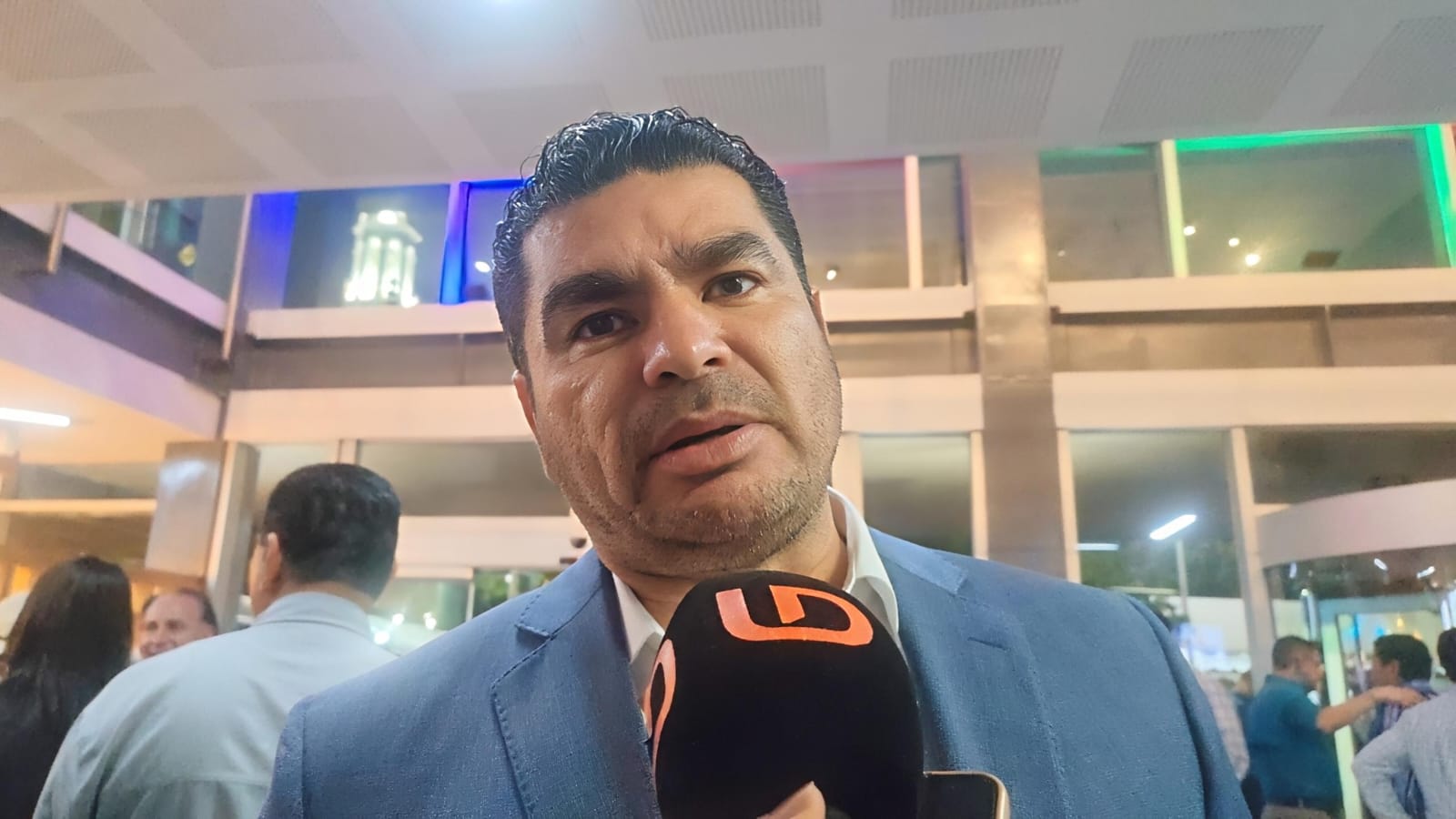 El presidente de la Mesa Directiva del Congreso del Estado, Rodolfo Valenzuela Sánchez dando declaraciones para Línea Directa