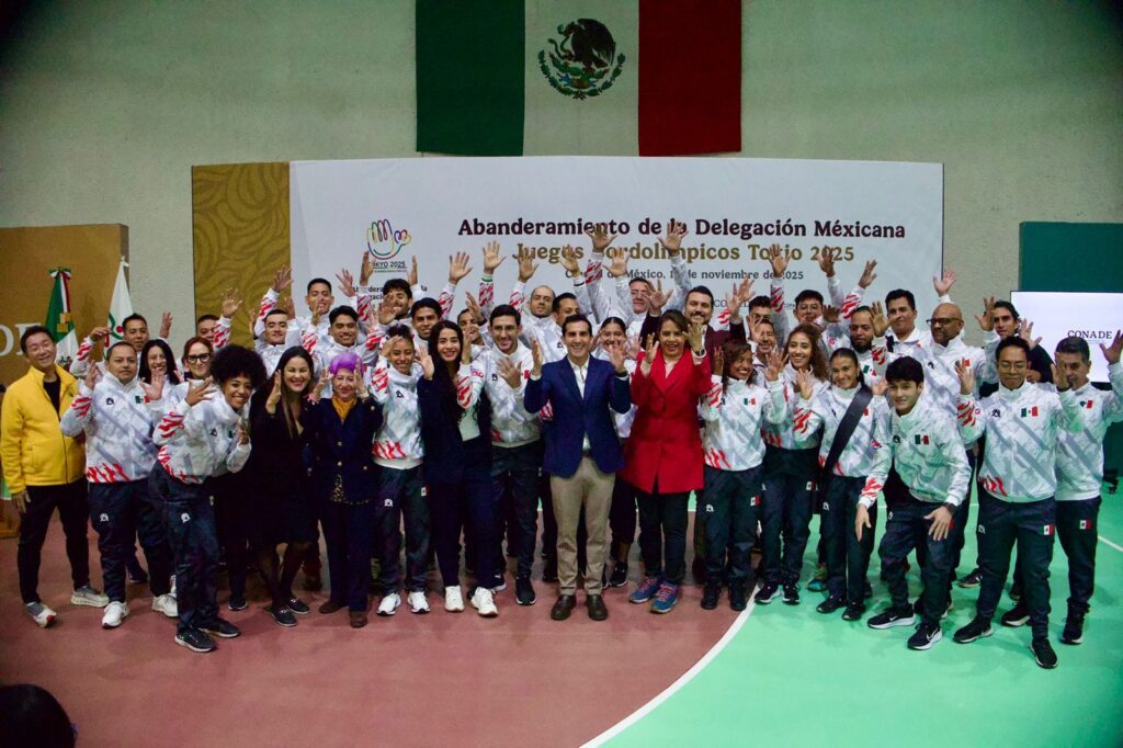 Rommel Pacheco junto a integrantes de la Selección Mexicana de los Juegos Sordolímpicos 2025