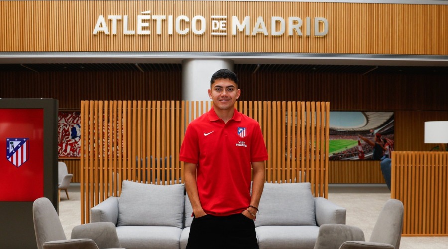 Jugador mexicano Ronaldo Nájera dentro de las oficinas del Atlético de Madrid, portando el uniforme del club español y posando para la foto