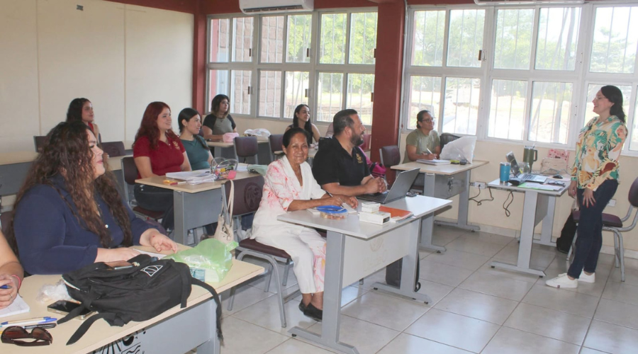 Rosa Elva Hernández, a sus casi 80 años, estudia psicología en la UAdeO Guasave