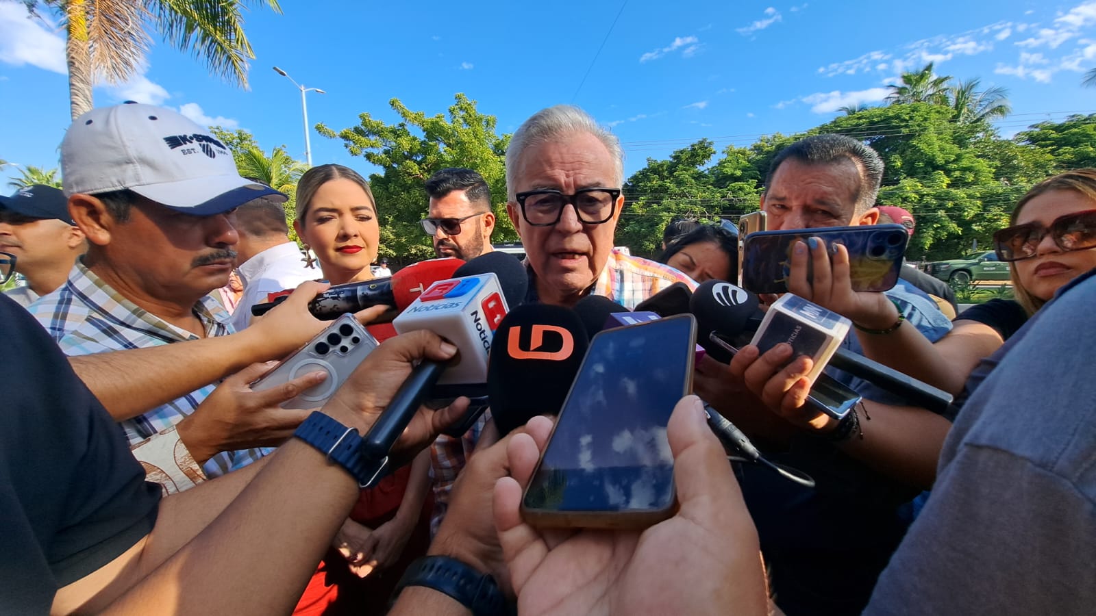El gobernador de Sinaloa Rubén Rocha Moya rodeado de periodistas, dando declaraciones a los medios de comunicación