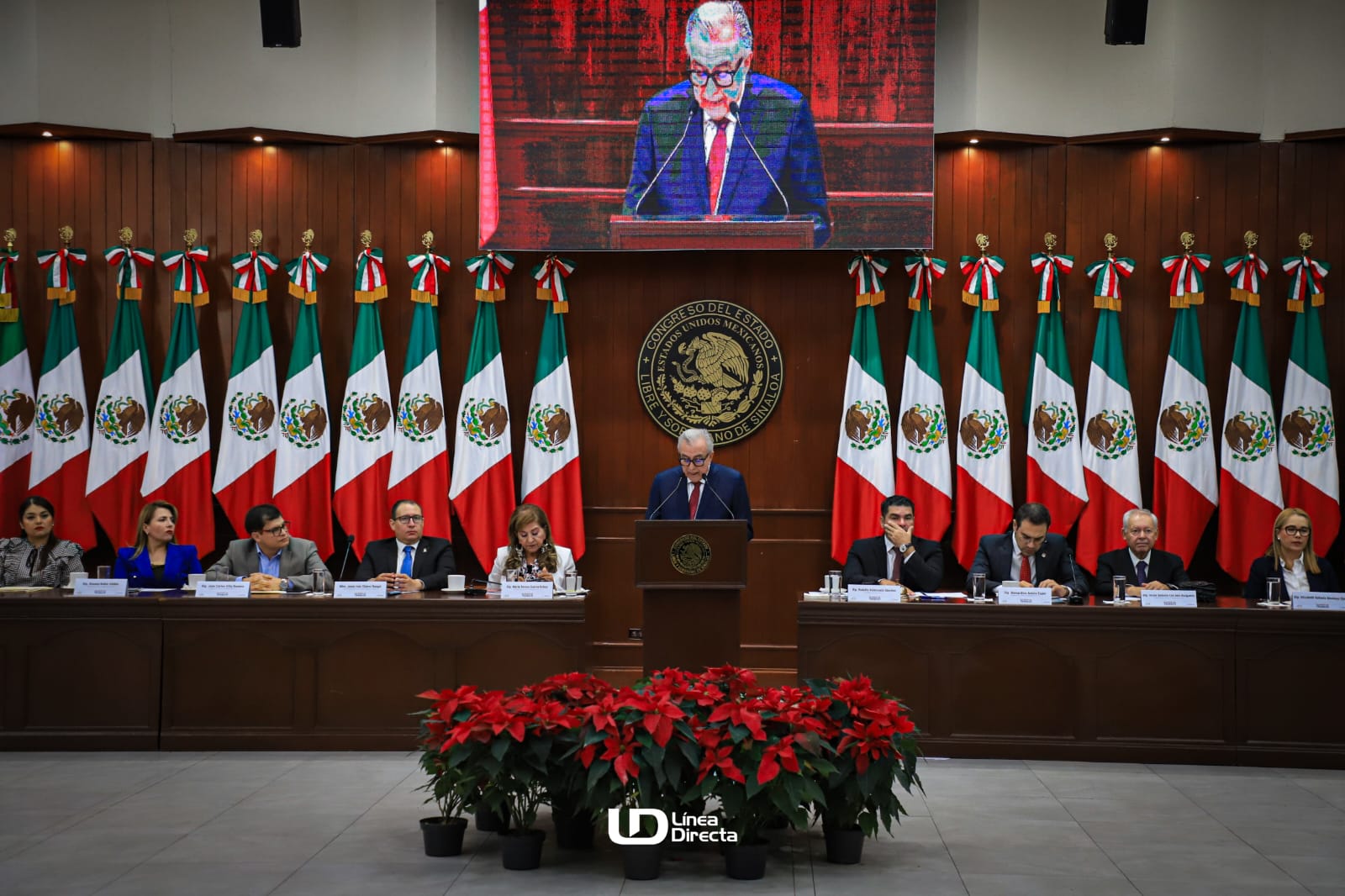 Rubén Rocha Moya en atril del Congreso de Sinaloa