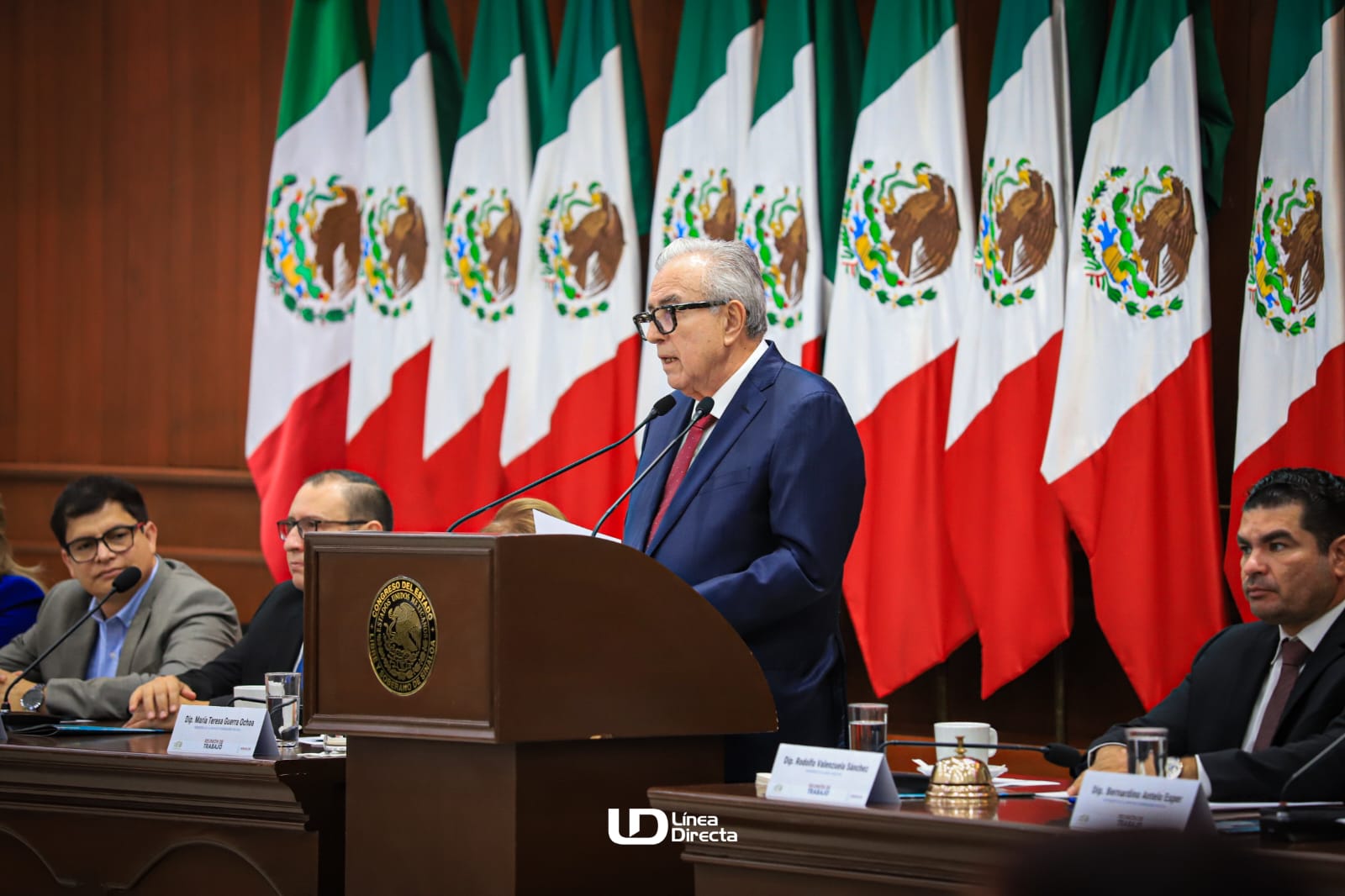 Rubén Rocha Moya en un púlpito en el Congreso del Estado