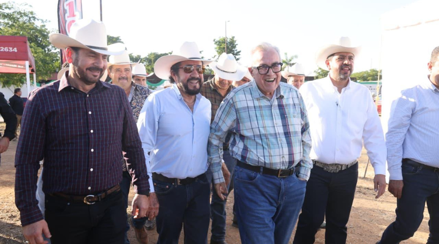 Rubén Rocha Moya asiste al festejo del Día del Ganadero