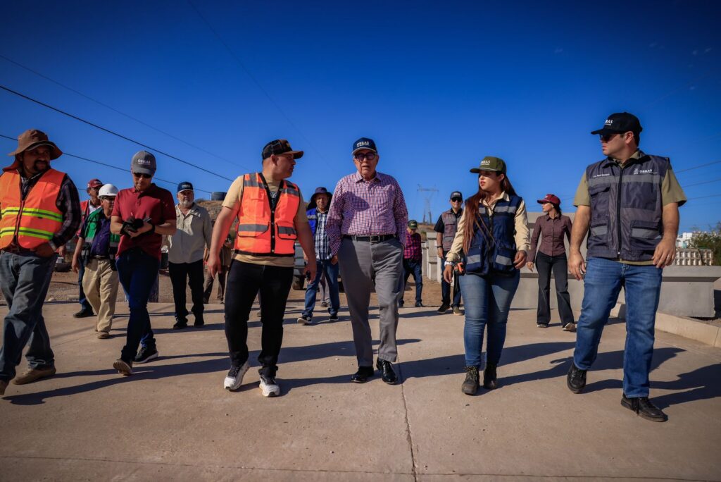 Rubén Rocha Moya junto a personal de construcción en obra de Culiacán