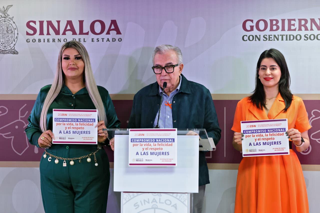 Rubén Rocha Moya junto a Ana Francis Chiquete Elizalde y Karla Daniela Ulloa Rodríguez
