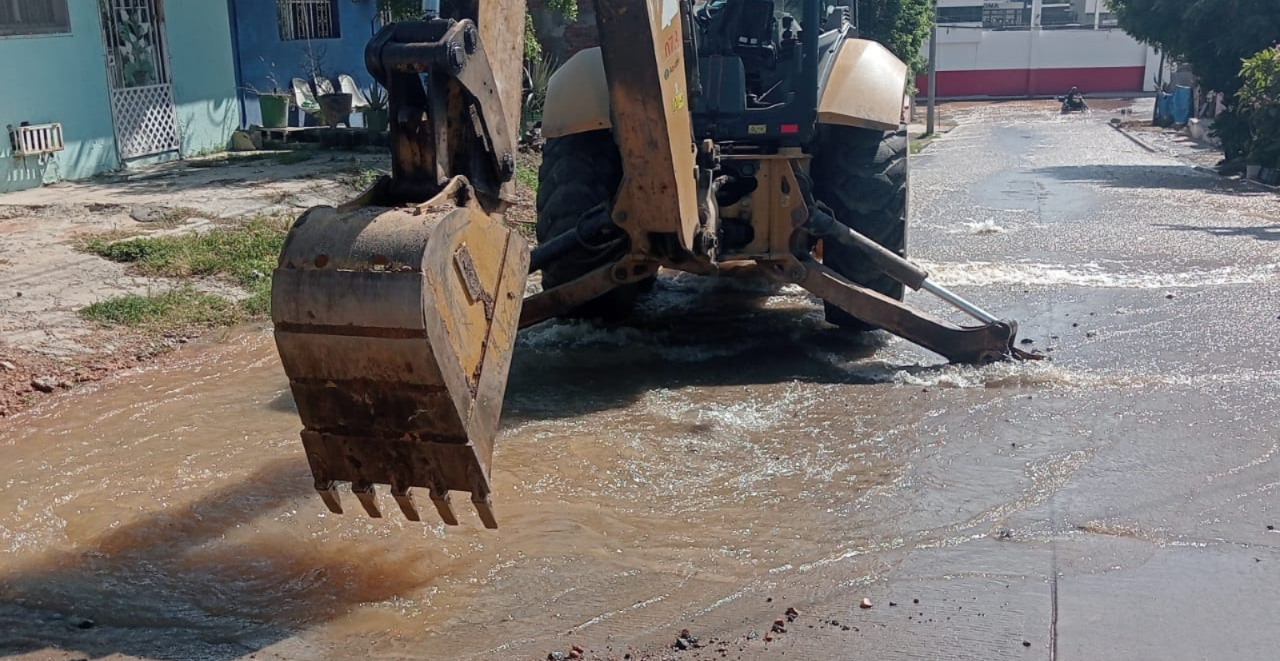 Maquinaria sobre ruptura de agua en Mazatlán
