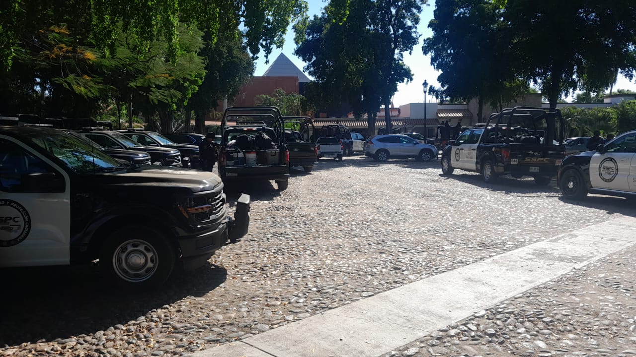 Patrullas y policías de la SSPC estacionados en un lugar con árboles