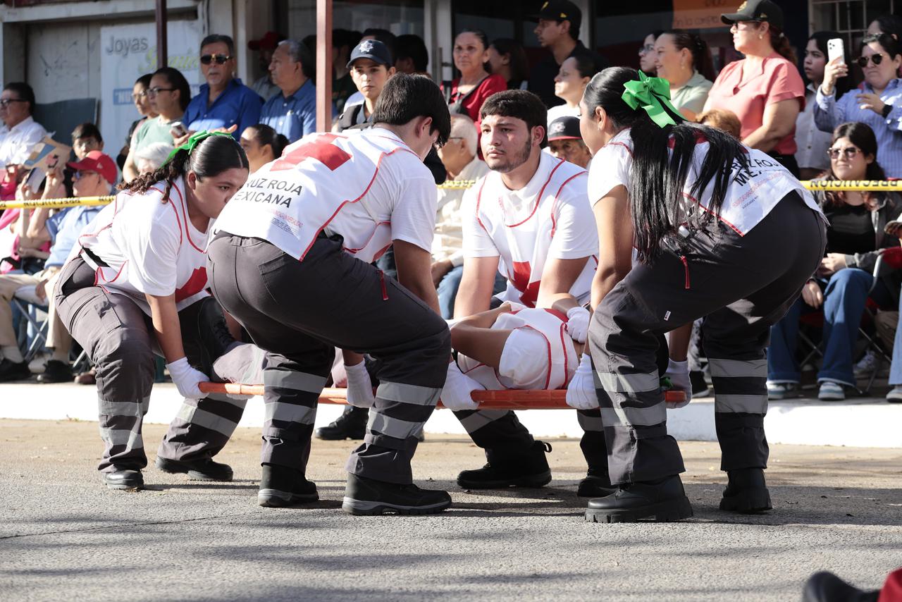 Elementos de la Cruz Roja realizando un simulacro en plena calle