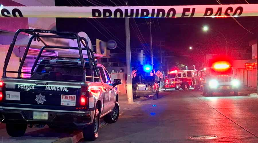 Elementos de la policía y bomberos atienden ataque a un colegio privado en Culiacán