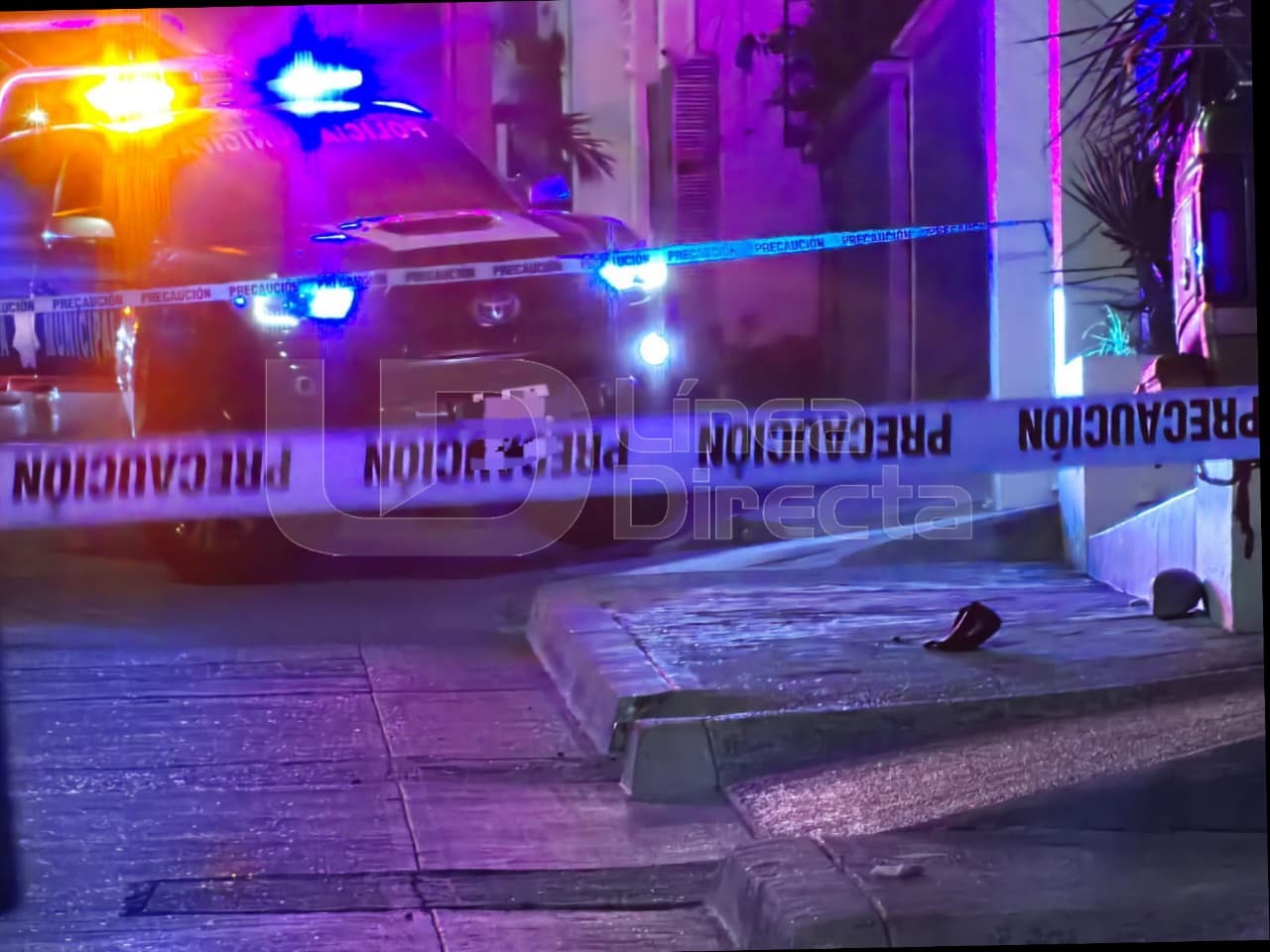 Cinta amarilla junto con unidad de policía y sirenas prendidas
