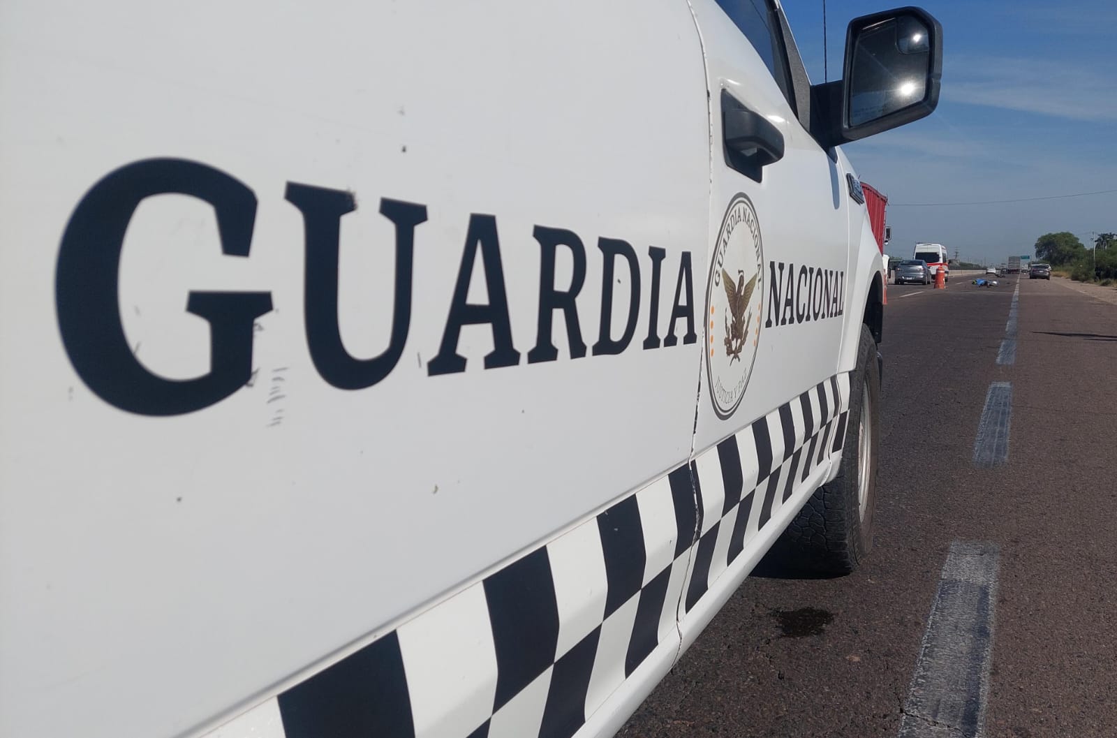 Camioneta de Guardia Nacional sobre la carretera