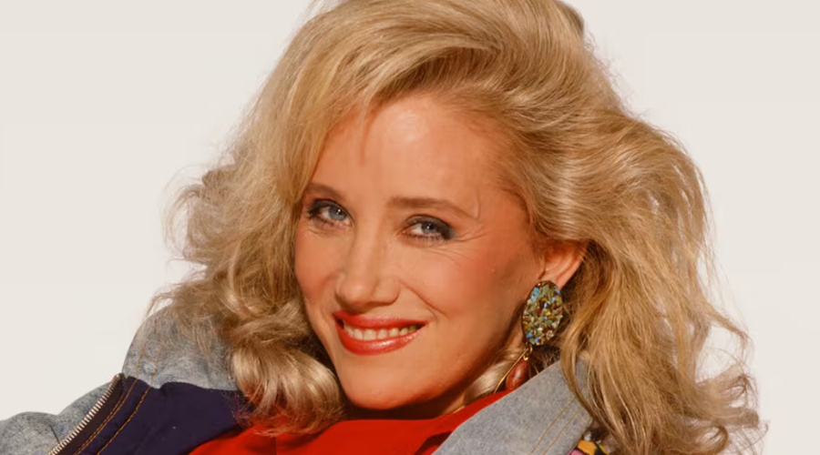 la actriz Sally Kirkland posando con su cabellera rubia