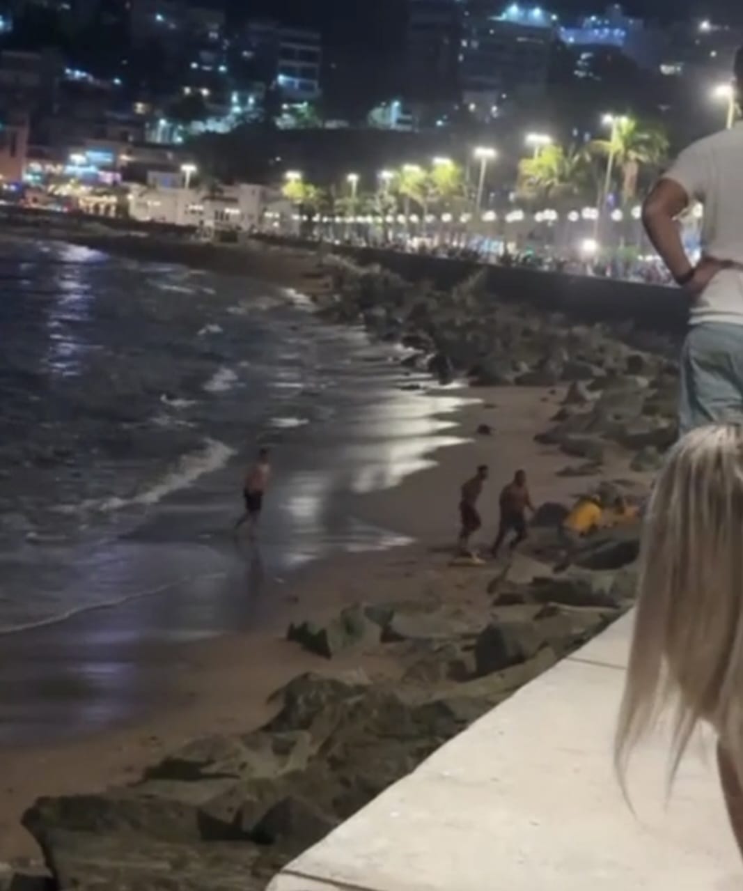 Salvavidas mazatlecos rescatan a un hombre que se metió al mar de noche y en zona de rocas