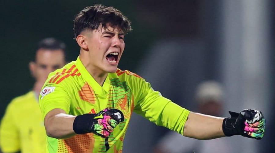Portero de la selección mexicana Sub-17 celebrando el pase a octavos de final tras anotar el penal ganador ante Argentina