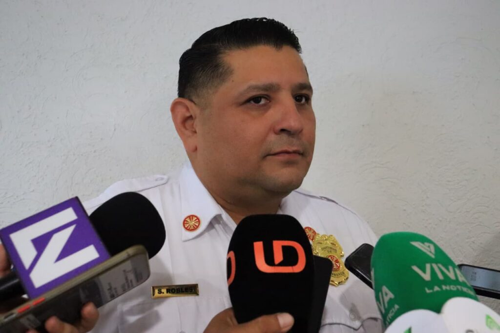 Saúl Robles con microfonos