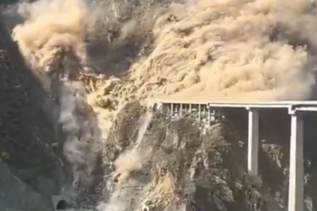 Se derrumba parte del puente Hongqi en Sichuan, en China