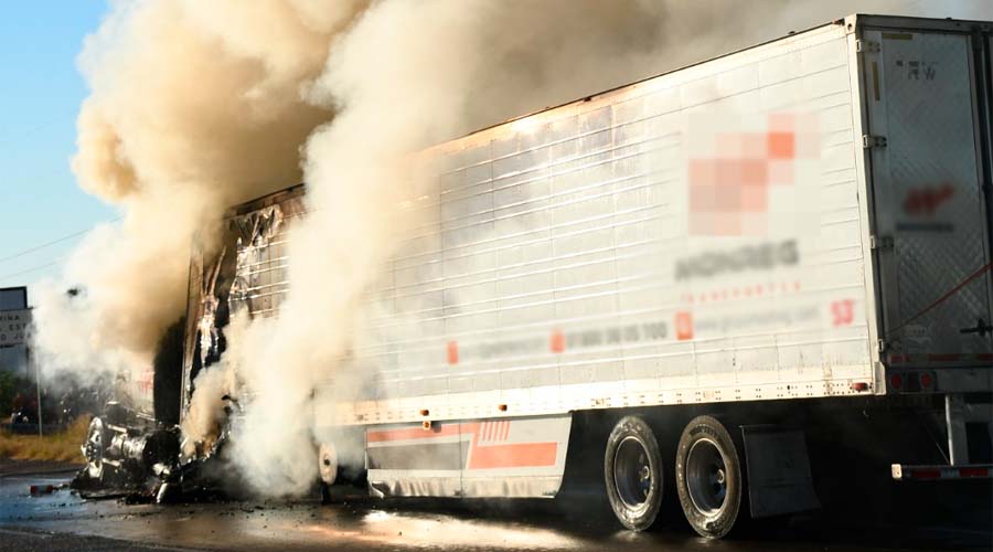 Se incendia tráiler en Las Brisas Guasave