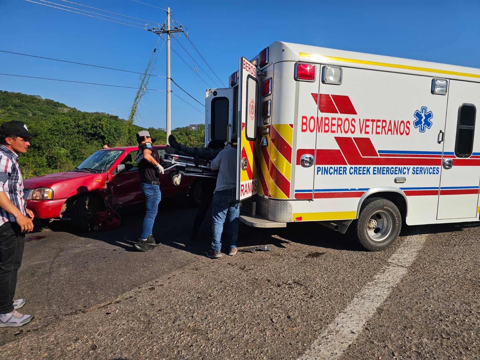 Carro y ambulancia sobre la calle en un accidente