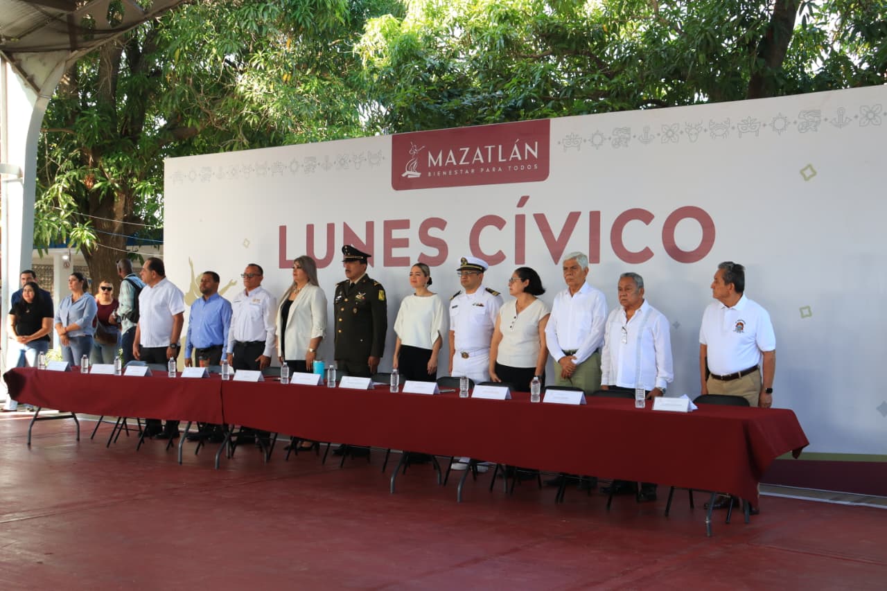 Autoridades de Mazatlán en 60 aniversario de secundaria Guillermo Prieto