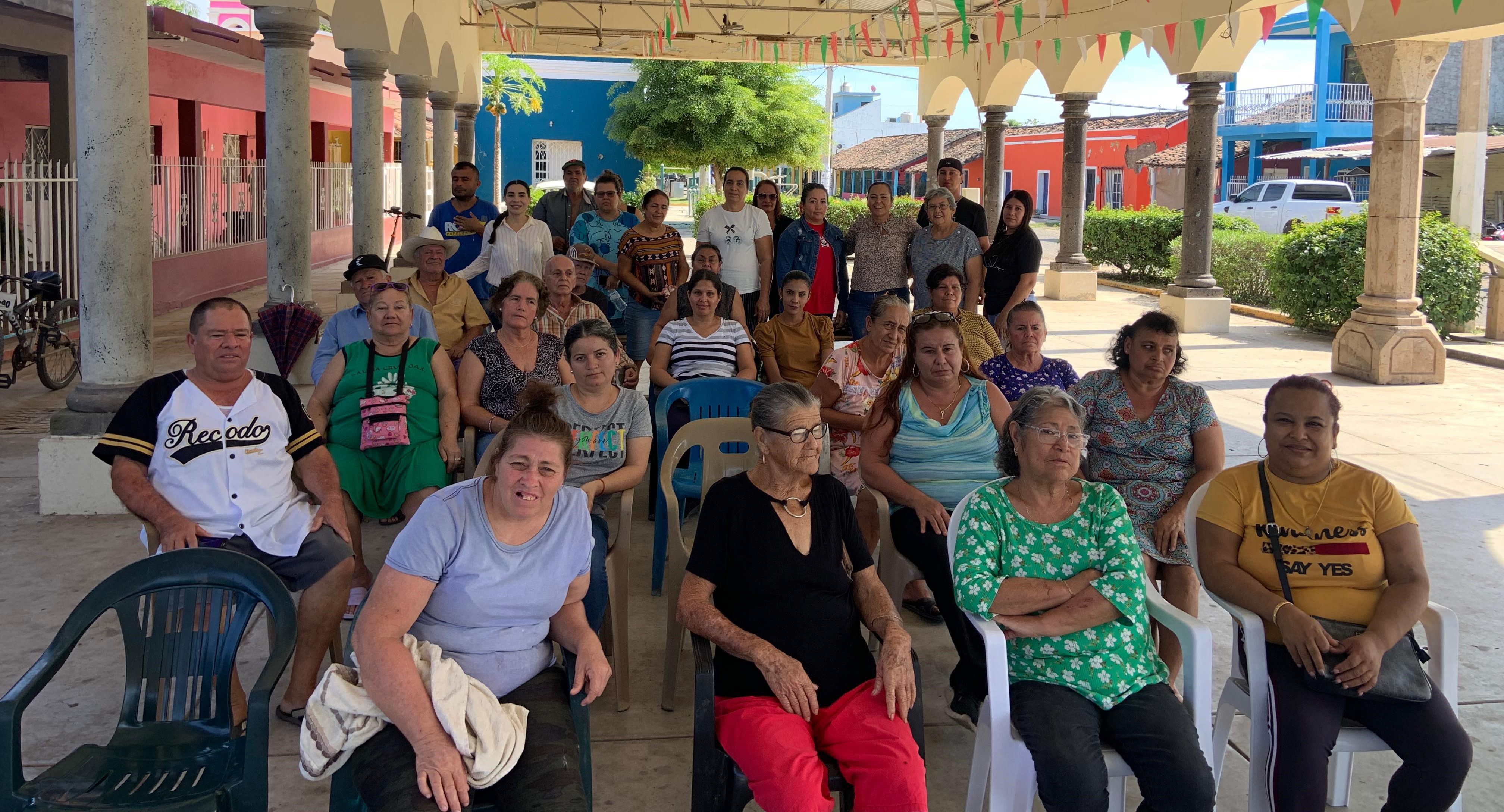 Personas sentadas en un encuentro entre la titular de Enlace Rural, Valeria Guadalupe González Peraza y vecinos de la zona