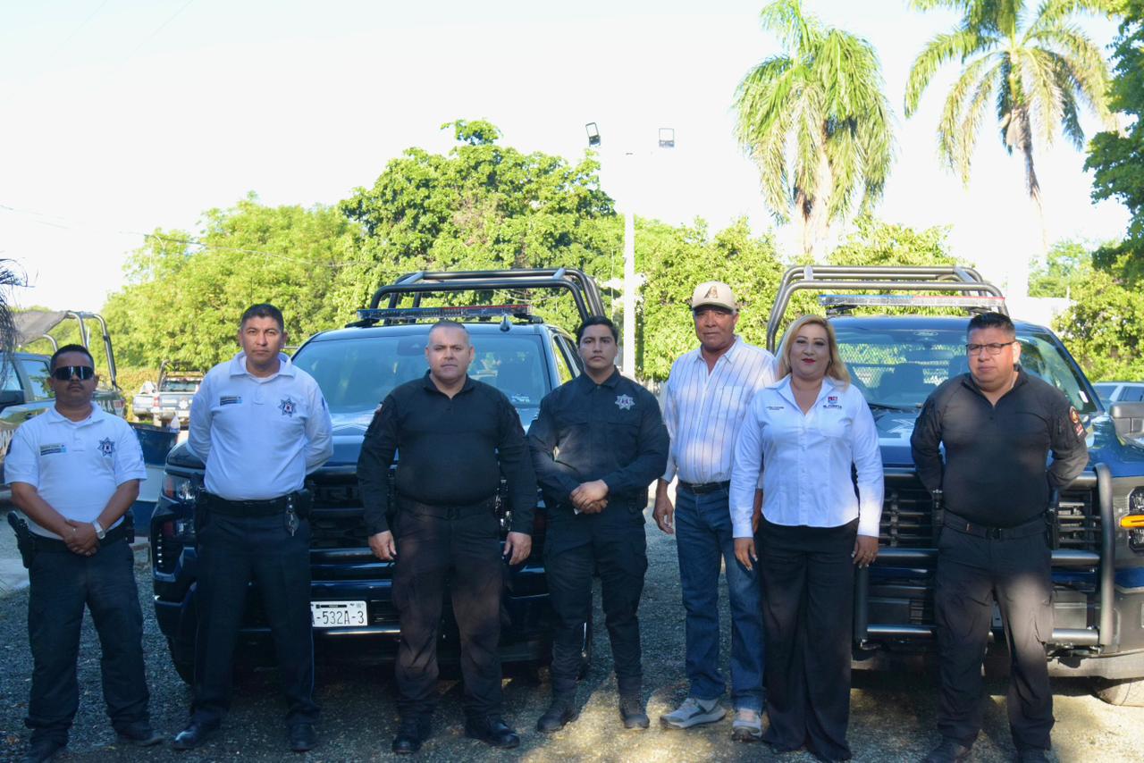 Alcalde de El Fuerte, Gildardo Leyva junto a cuerpos policiacos y detrás unas patrullas de policía