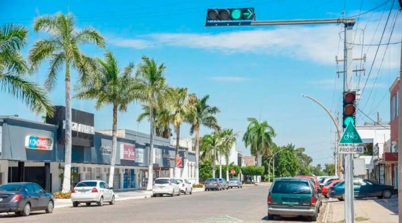 Semáforo en verde en una calle de Los Mochis