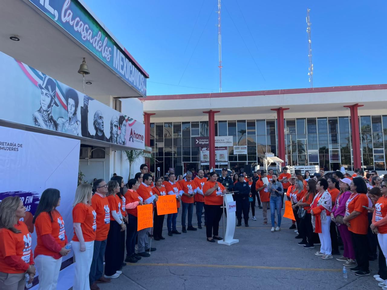 Personas en marcha con ropa naranja