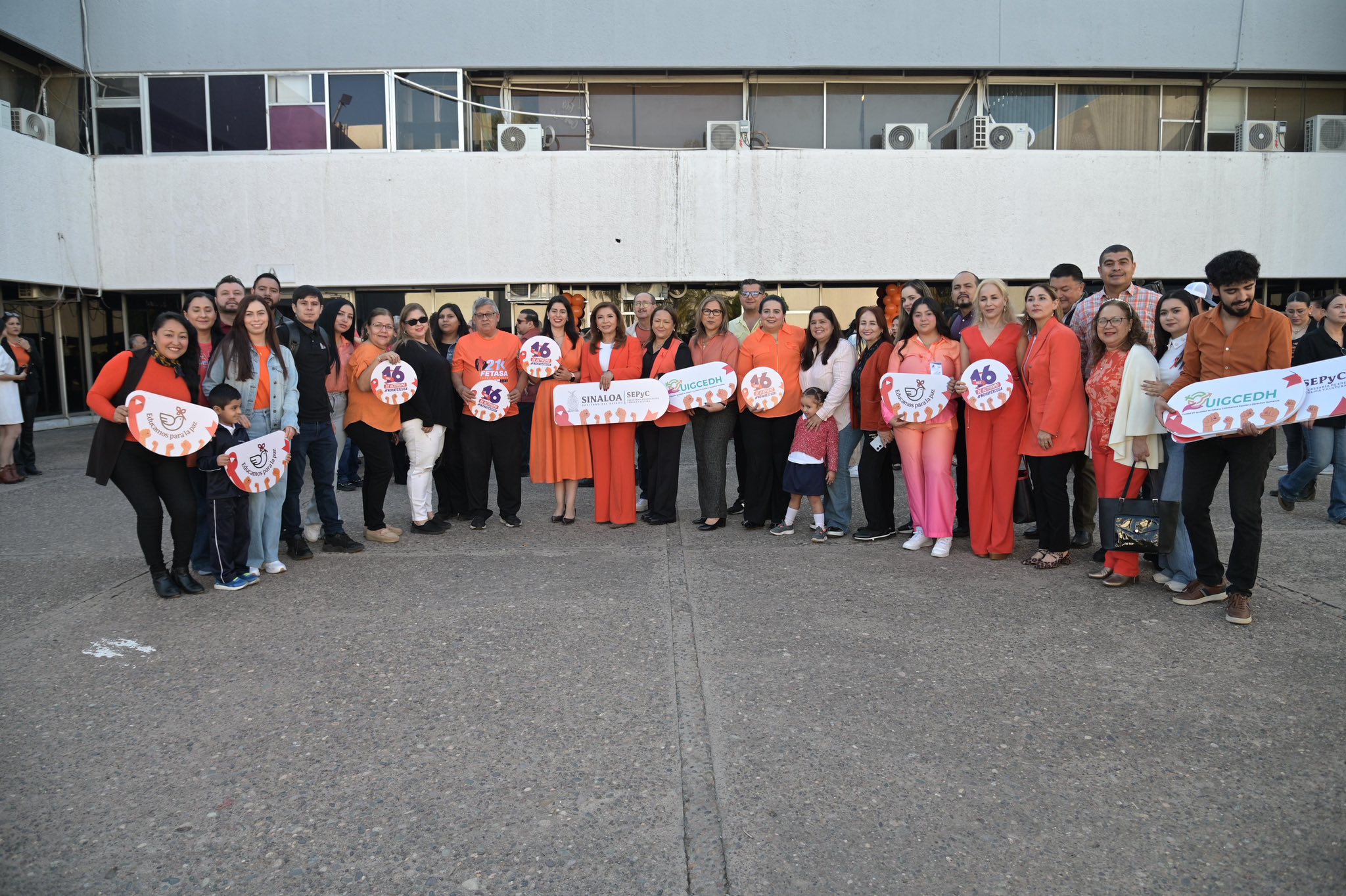 Autoridades de Semujeres y mujeres en el palacio de gobierno vestidas de naranja, posando para la foto