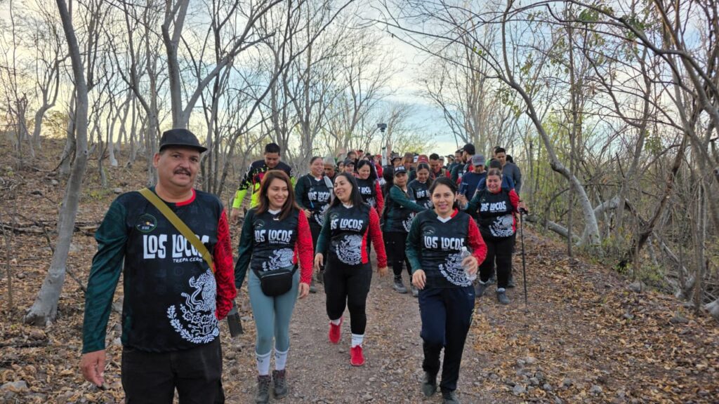 Grupo de personas senderistas caminan en terracería